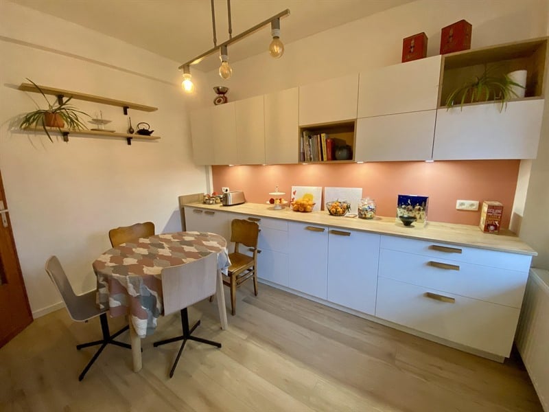 Cuisine en linéaire bois et blanc à Linkebeek | Raison Home - 8