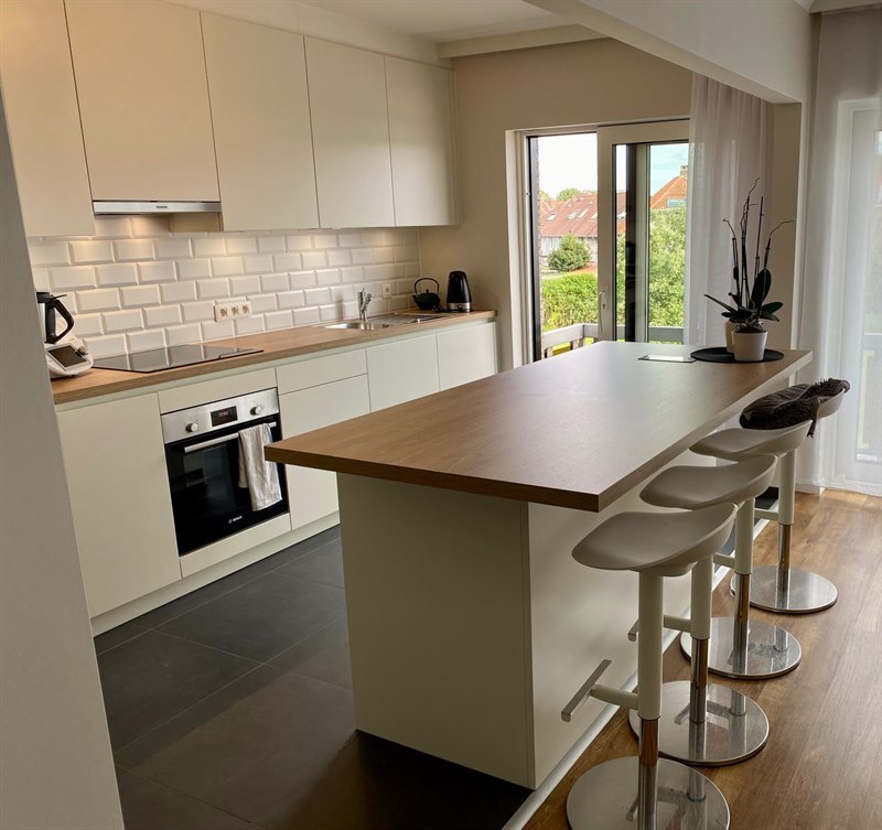 Cuisine moderne bois et blanc à Dilbeek | Raison Home - 1