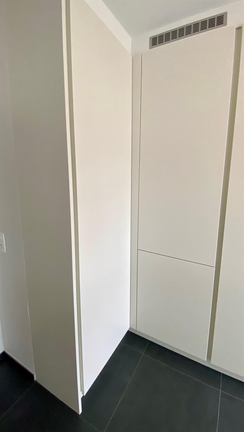 Cuisine moderne bois et blanc à Dilbeek | Raison Home - 2