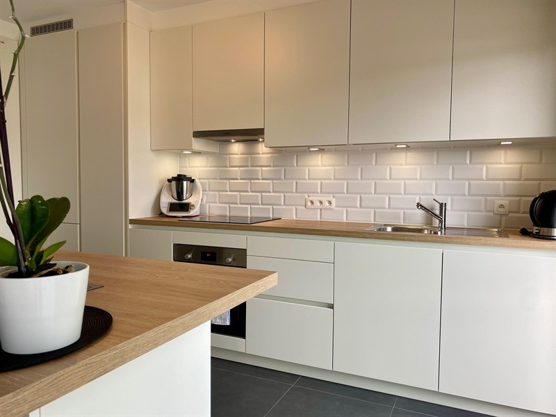 Cuisine moderne bois et blanc à Dilbeek | Raison Home - 3