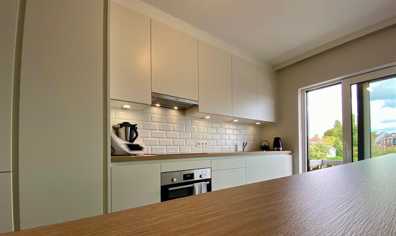 Cuisine moderne bois et blanc à Dilbeek | Raison Home - 4