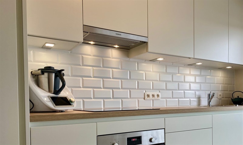 Cuisine moderne bois et blanc à Dilbeek | Raison Home - 5