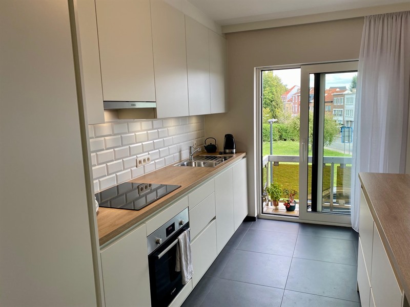 Cuisine moderne bois et blanc à Dilbeek | Raison Home - 6