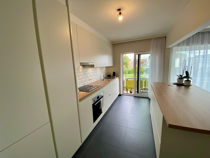 Cuisine moderne bois et blanc à Dilbeek | Raison Home - 7