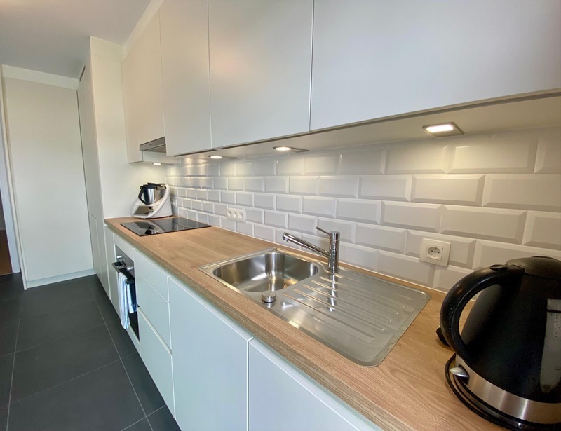 Cuisine moderne bois et blanc à Dilbeek | Raison Home - 8