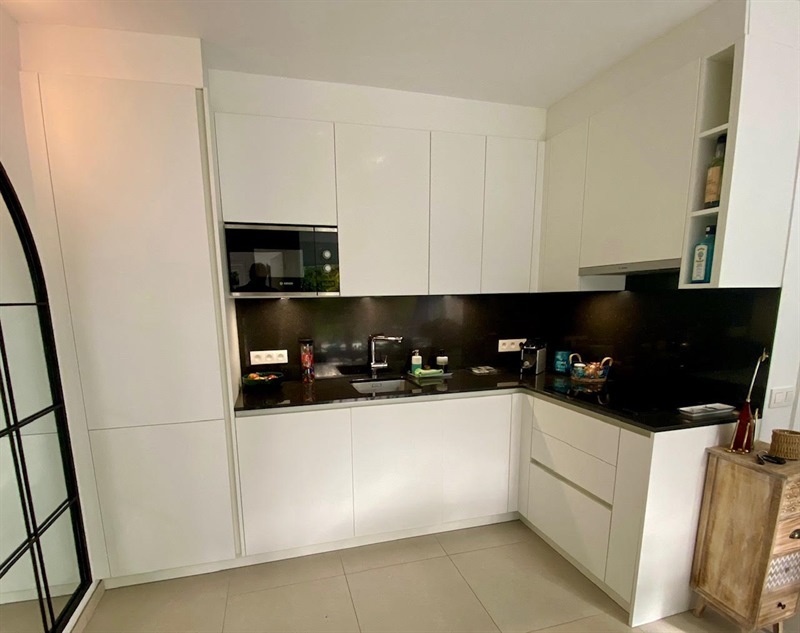 Cuisine ouverte de style moderne blanc à Bruxelles | Raison Home - 2