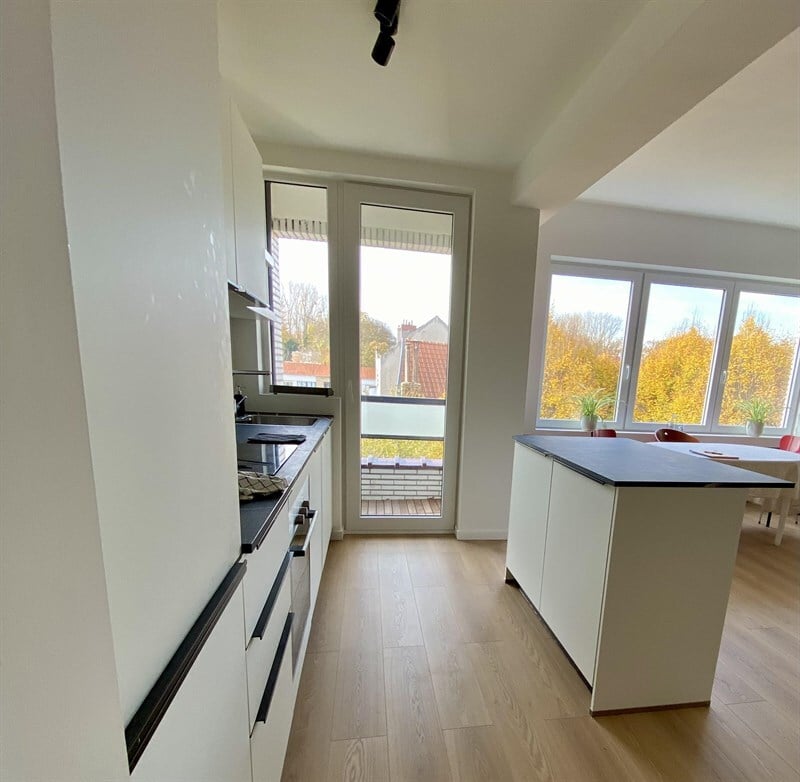 Cuisine ouverte noir et blanc à Bruxelles | Raison Home - 1