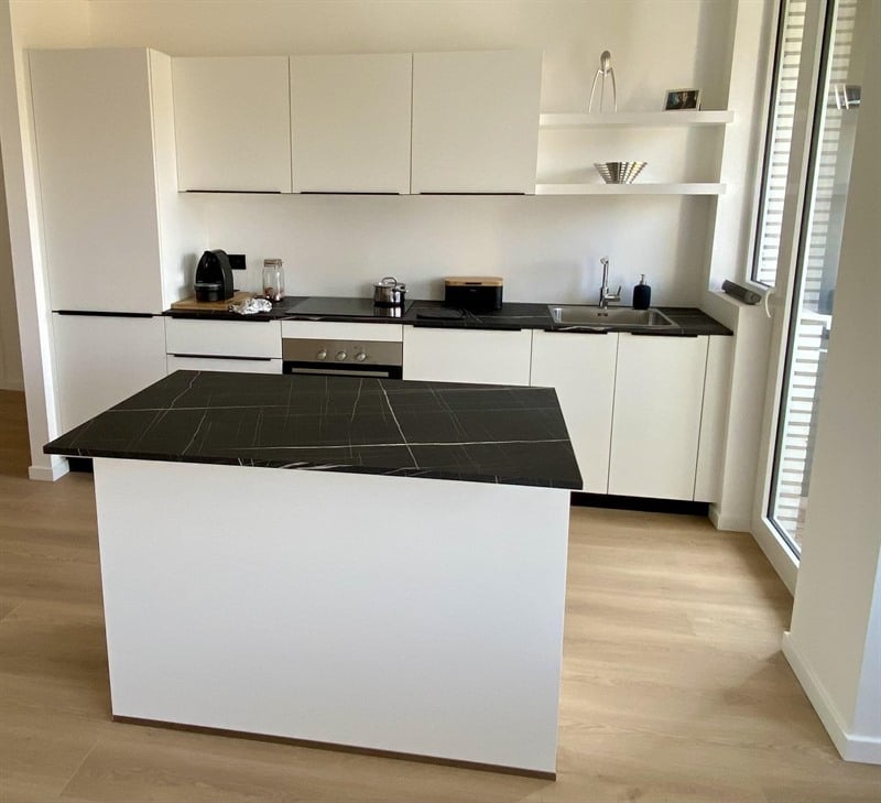 Cuisine ouverte noir et blanc à Bruxelles | Raison Home - 2