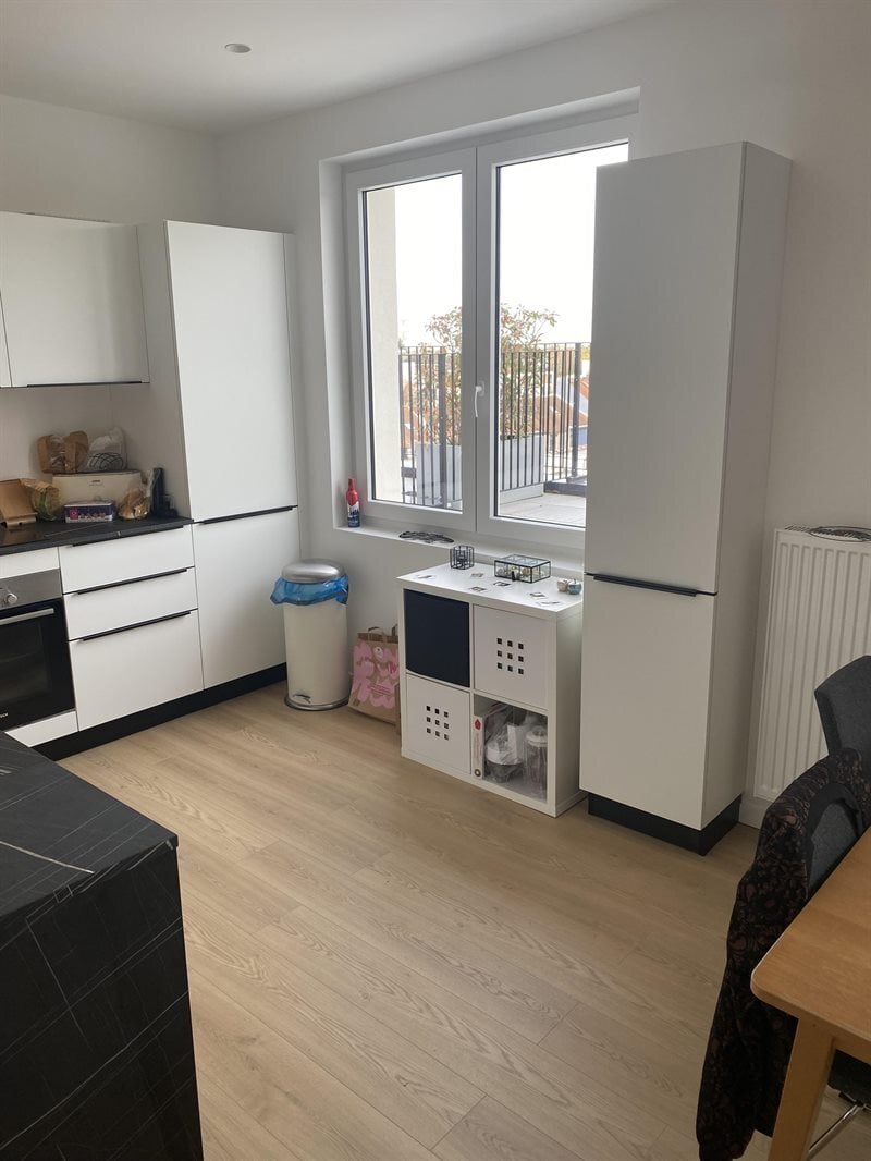 Cuisine ouverte de couleur noir et blanc à Bruxelles | Raison Home - 3