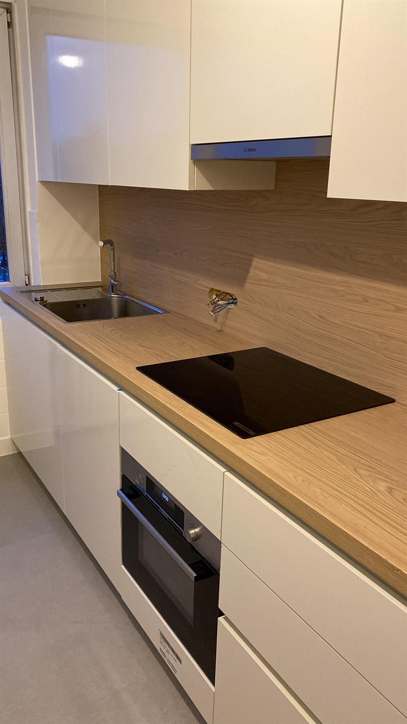 Cuisine fermée bois et blanc à Bruxelles | Raison Home - 1