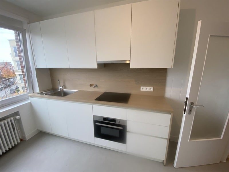 Cuisine fermée bois et blanc à Bruxelles | Raison Home - 2