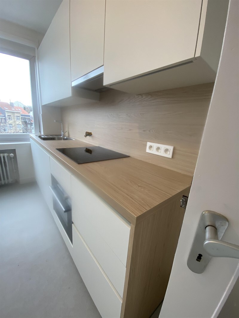 Cuisine fermée bois et blanc à Bruxelles | Raison Home - 3