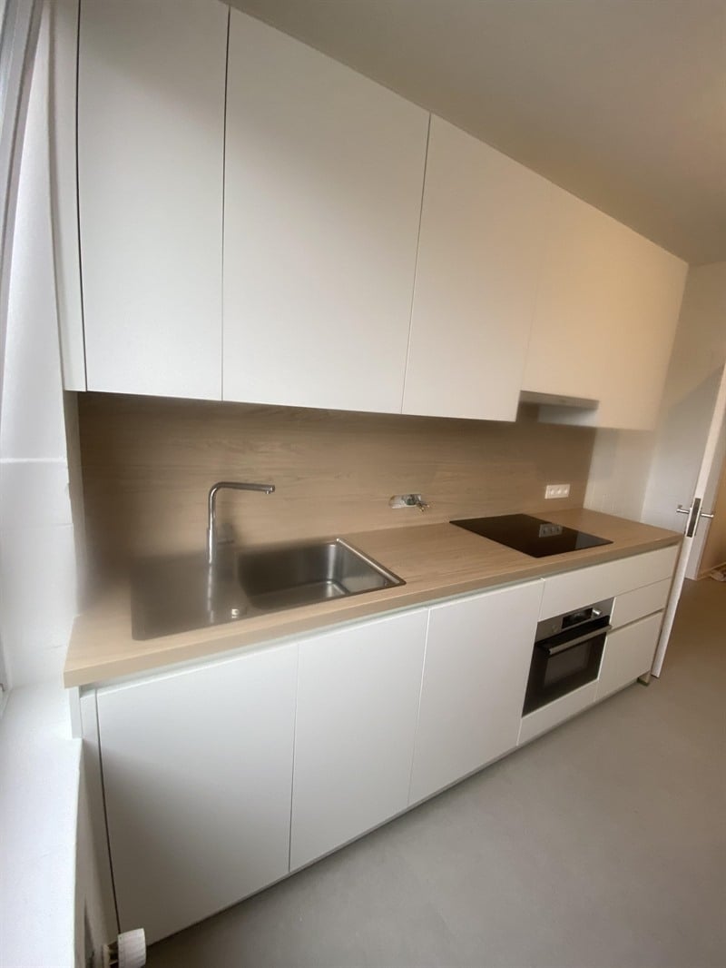 Cuisine fermée bois et blanc à Bruxelles | Raison Home - 4