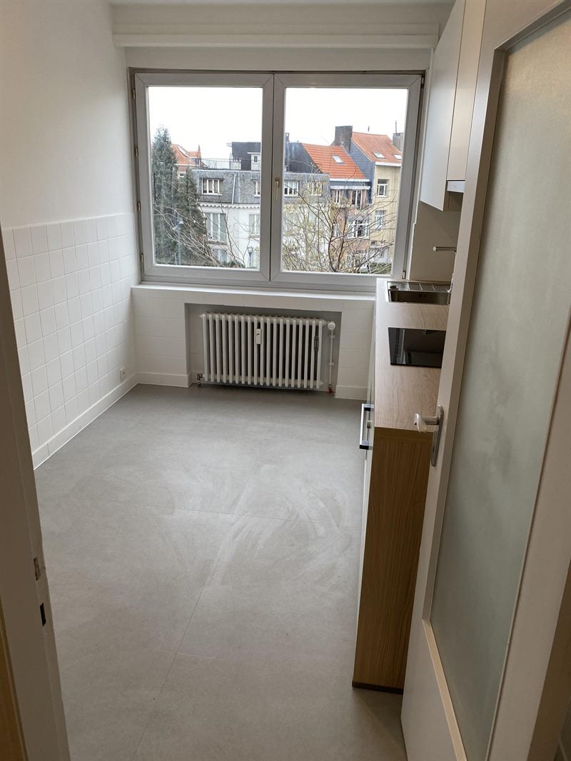 Cuisine fermée bois et blanc à Bruxelles | Raison Home - 6