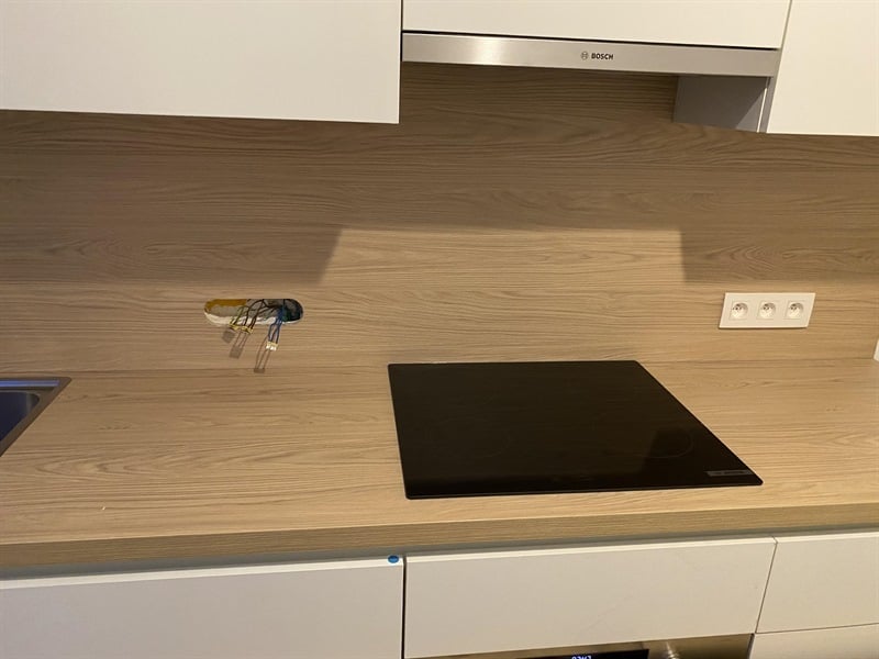 Cuisine fermée bois et blanc à Bruxelles | Raison Home - 7