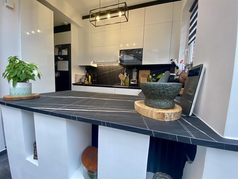 Cuisine ouverte de style moderne noir et blanc à Bruxelles | Raison Home - 1