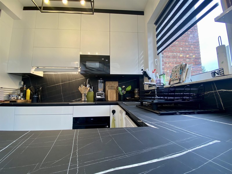 Cuisine ouverte de style moderne noir et blanc à Bruxelles | Raison Home - 2