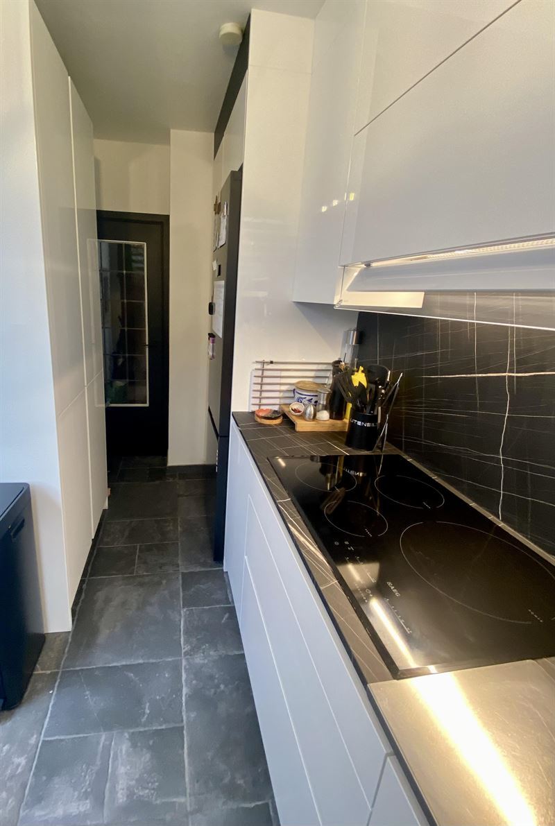 Cuisine ouverte de style moderne noir et blanc à Bruxelles | Raison Home - 3