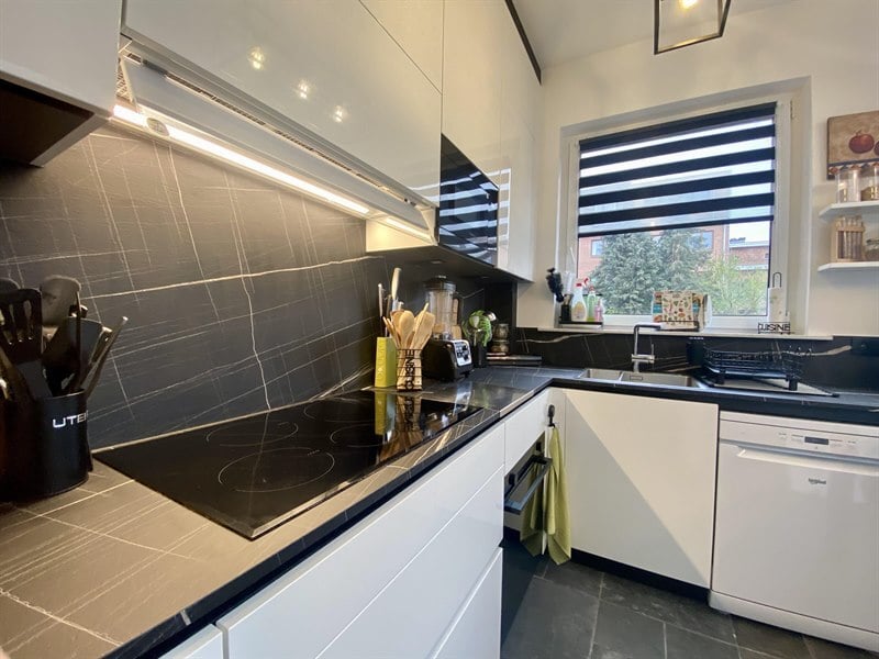 Cuisine ouverte de style moderne noir et blanc à Bruxelles | Raison Home - 4