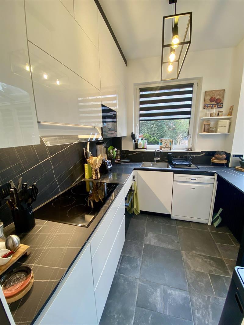 Cuisine ouverte de style moderne noir et blanc à Bruxelles | Raison Home - 5