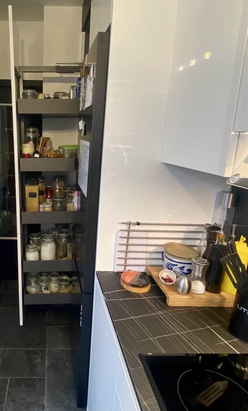 Cuisine ouverte de style moderne noir et blanc à Bruxelles | Raison Home - 6