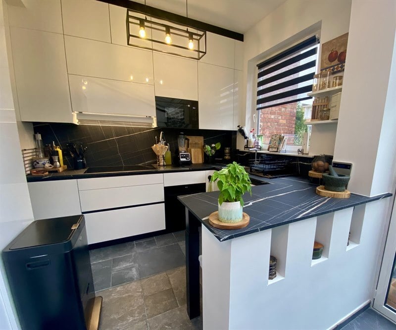 Cuisine ouverte de style moderne noir et blanc à Bruxelles | Raison Home - 7