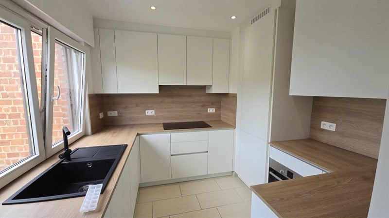 Cuisine en U bois et blanc à Bruxelles | Raison Home - 1