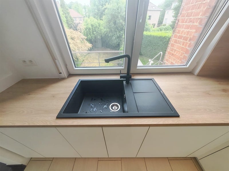 Cuisine en U bois et blanc à Bruxelles | Raison Home - 4