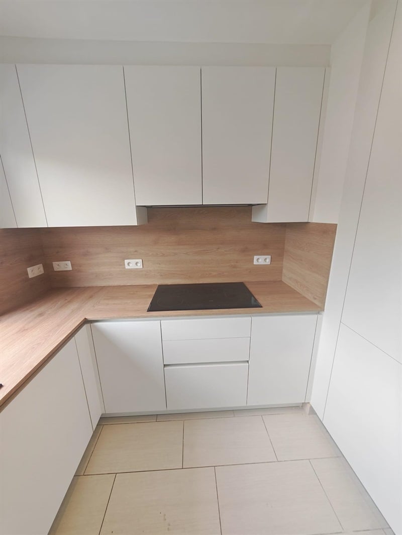 Cuisine en U bois et blanc à Bruxelles | Raison Home - 6