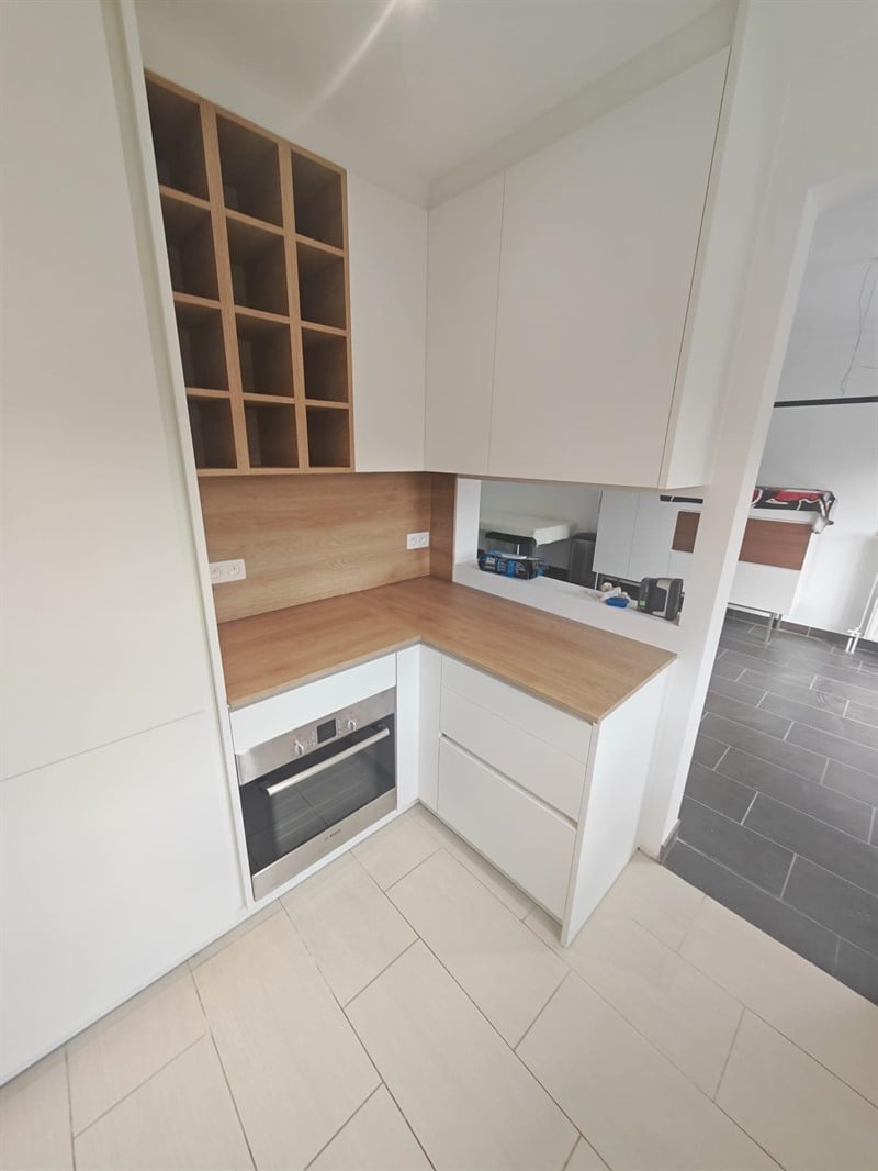 Cuisine en U bois et blanc à Bruxelles | Raison Home - 8
