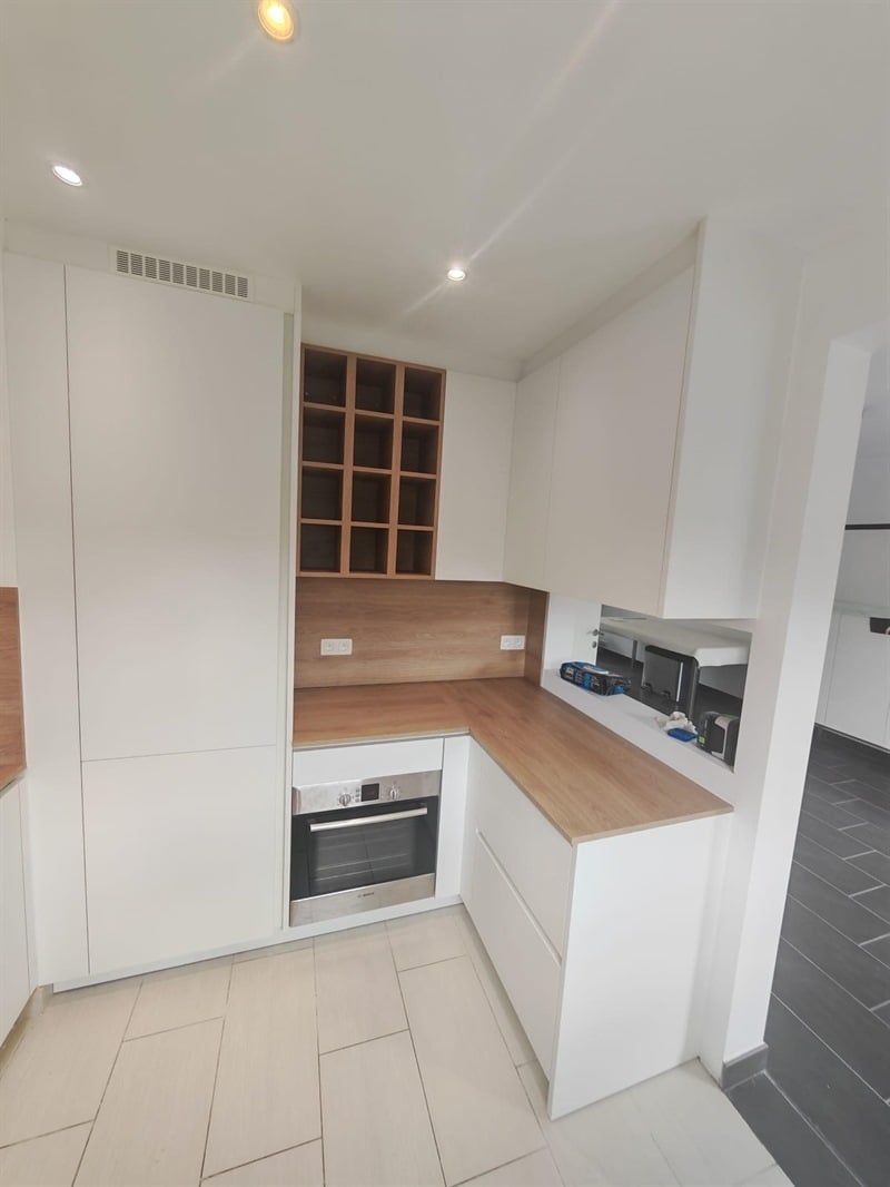 Cuisine en U bois et blanc à Bruxelles | Raison Home - 10