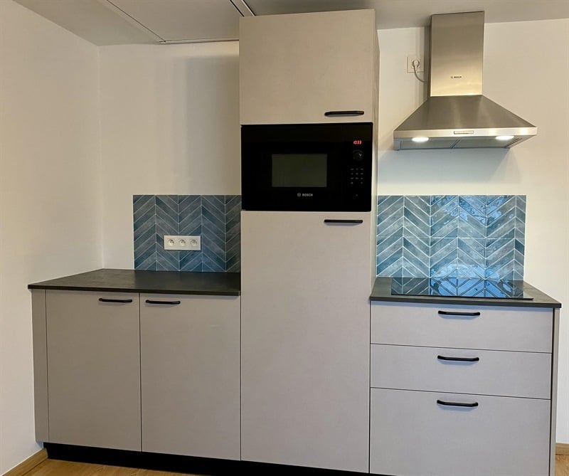 Cuisine fermée de style moderne noir et gris à Ottiginies | Raison Home - 1