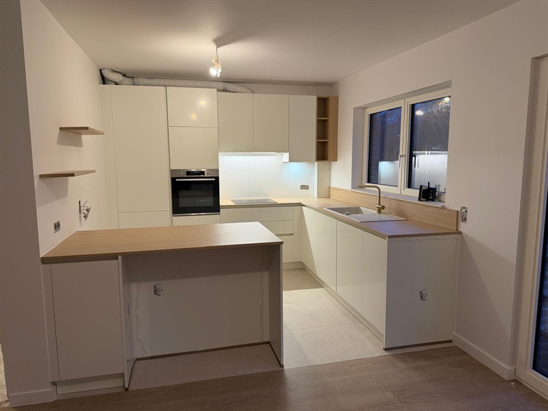 Cuisine ouverte de style moderne bois et blanc à Woluwe Saint Lambert | Raison Home - 1