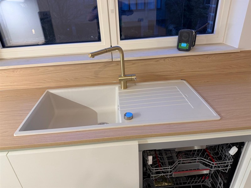 Cuisine ouverte de style moderne bois et blanc à Woluwe Saint Lambert | Raison Home - 2