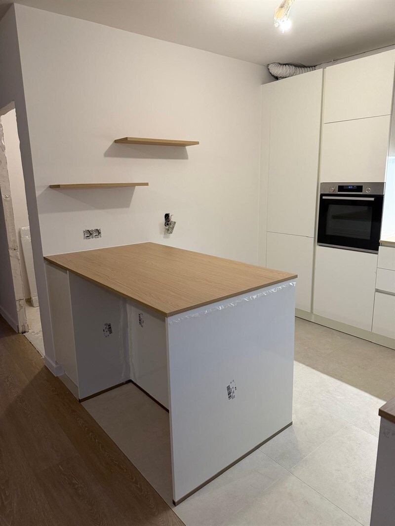 Cuisine ouverte de style moderne bois et blanc à Woluwe Saint Lambert | Raison Home - 3