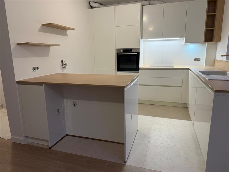 Cuisine ouverte de style moderne bois et blanc à Woluwe Saint Lambert | Raison Home - 4