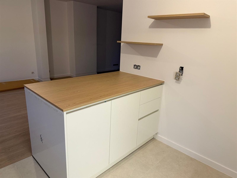 Cuisine ouverte de style moderne bois et blanc à Woluwe Saint Lambert | Raison Home - 5