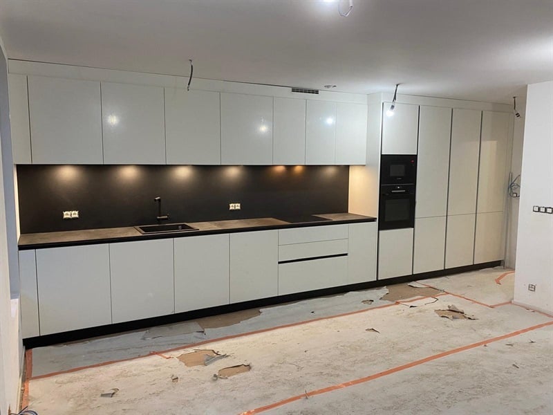 Cuisine ouverte de style moderne noir et blanc à Bruxelles | Raison Home - 1