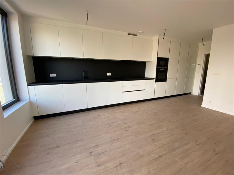 Cuisine ouverte de style moderne noir et blanc à Bruxelles | Raison Home - 2