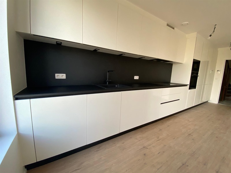 Cuisine ouverte de style moderne noir et blanc à Bruxelles | Raison Home - 3