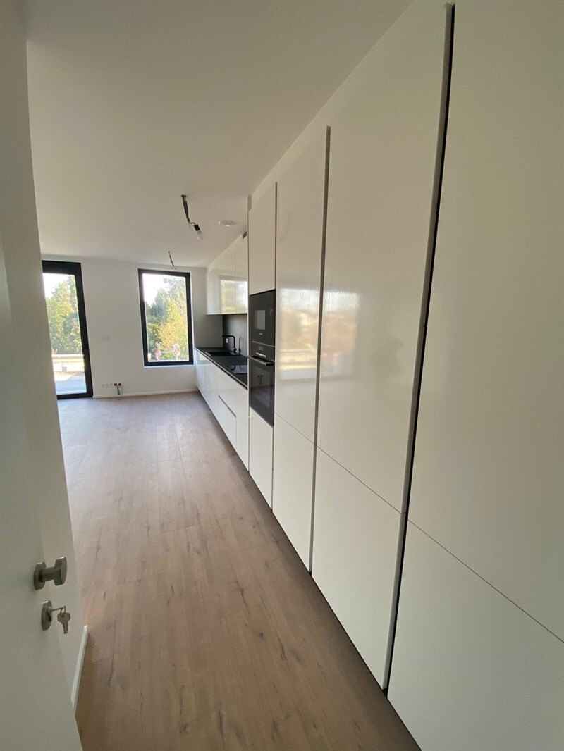 Cuisine ouverte de style moderne noir et blanc à Bruxelles | Raison Home - 4