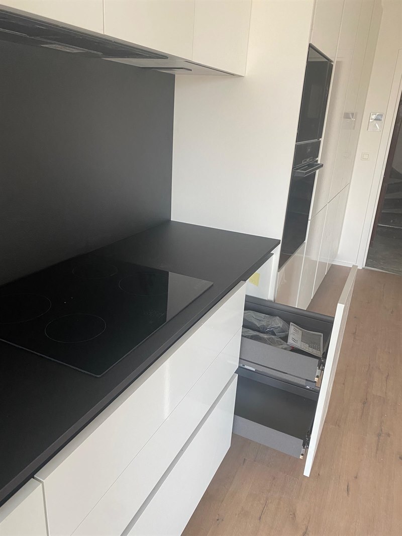 Cuisine ouverte de style moderne noir et blanc à Bruxelles | Raison Home - 5