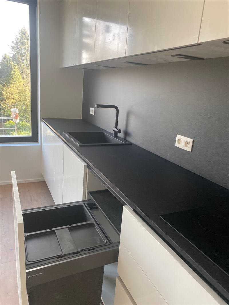 Cuisine ouverte de style moderne noir et blanc à Bruxelles | Raison Home - 6