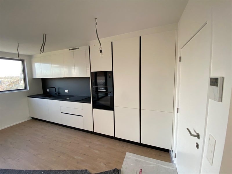 Cuisine ouverte de style moderne noir et blanc à Bruxelles | Raison Home - 7