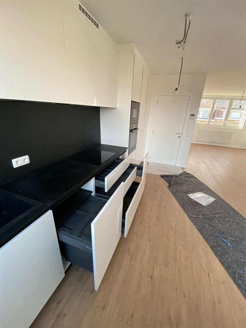 Cuisine ouverte de style moderne noir et blanc à Bruxelles | Raison Home - 8