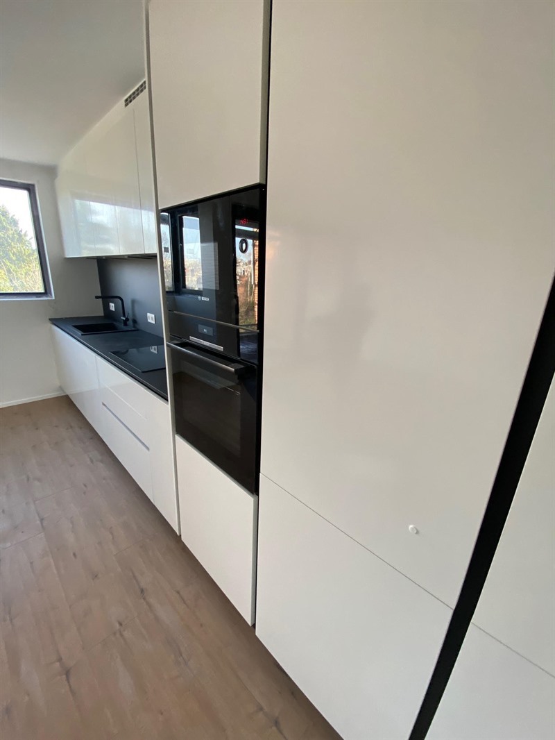 Cuisine ouverte de style moderne noir et blanc à Bruxelles | Raison Home - 9