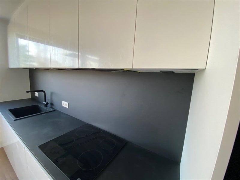 Cuisine ouverte de style moderne noir et blanc à Bruxelles | Raison Home - 10