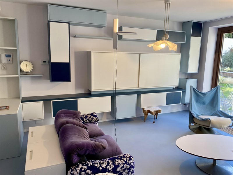 Rangements salon blanc et bleu à Bruxelles | Raison Home - 1