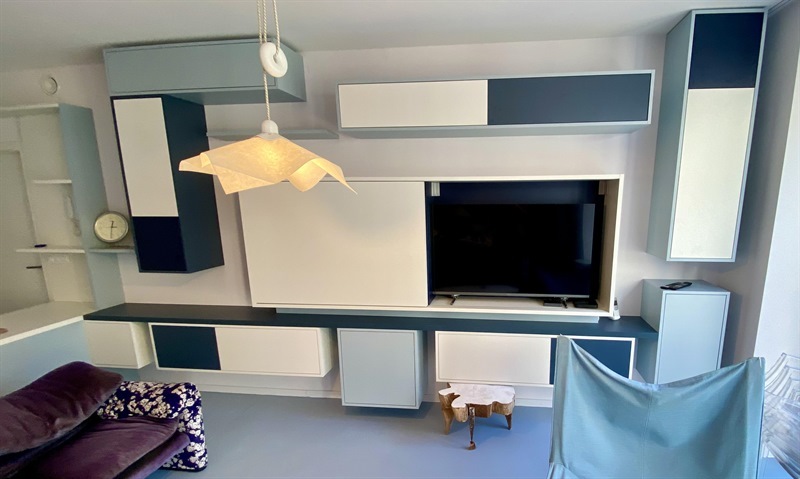 Rangements salon blanc et bleu à Bruxelles | Raison Home - 2