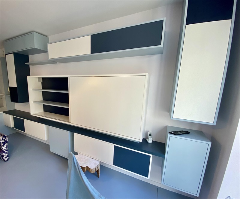 Rangements salon blanc et bleu à Bruxelles | Raison Home - 3